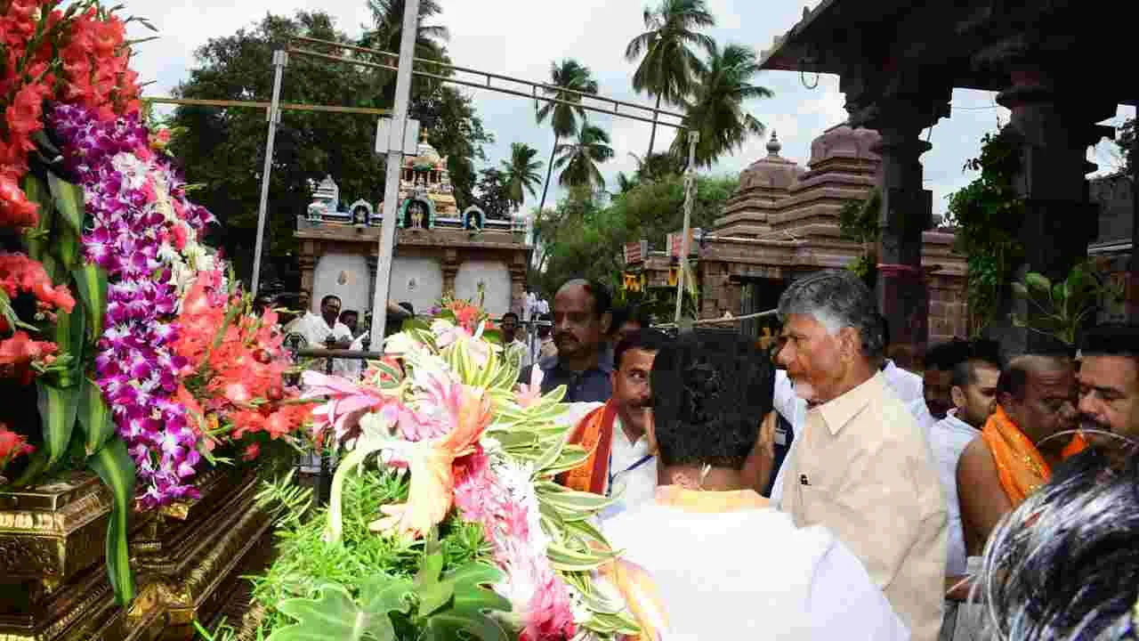 శ్రీశైలం మల్లన్నను దర్శించుకున్న సీఎం చంద్రబాబు.. 