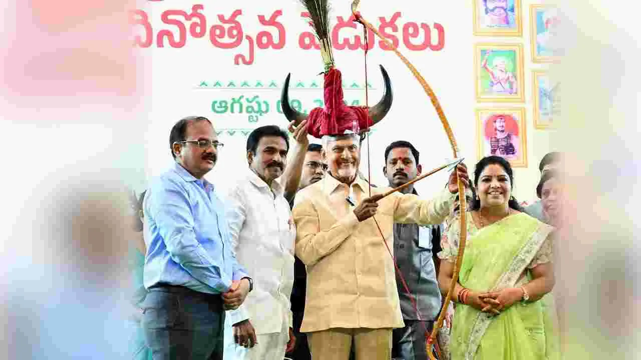  ఆదివాసీ దినోత్సవంలో గిరిజనులతో సీఎం చంద్రబాబు..