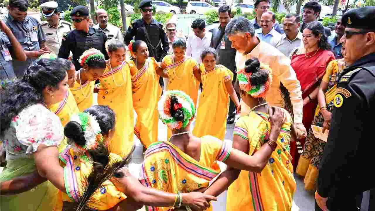  ఆదివాసీ దినోత్సవంలో గిరిజనులతో సీఎం చంద్రబాబు..