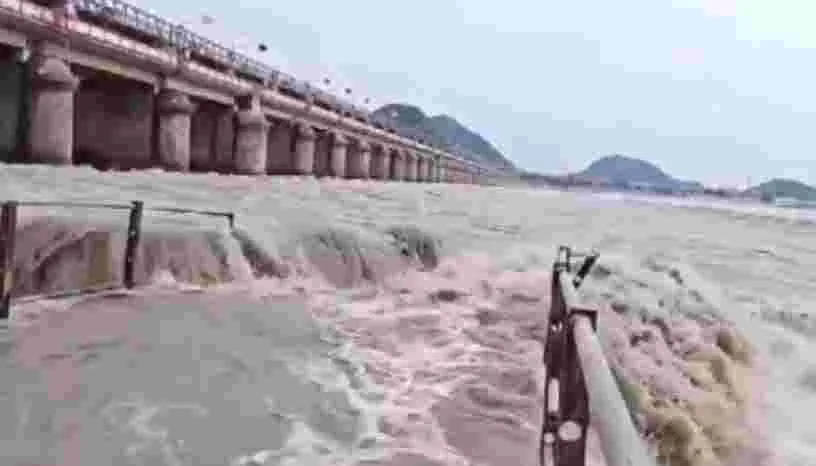 Prakasam Barrage: ప్రకాశం బ్యారేజి వద్ద కృష్ణమ్మ మహోగ్రరూపం.. చరిత్రలో తొలిసారిగా..