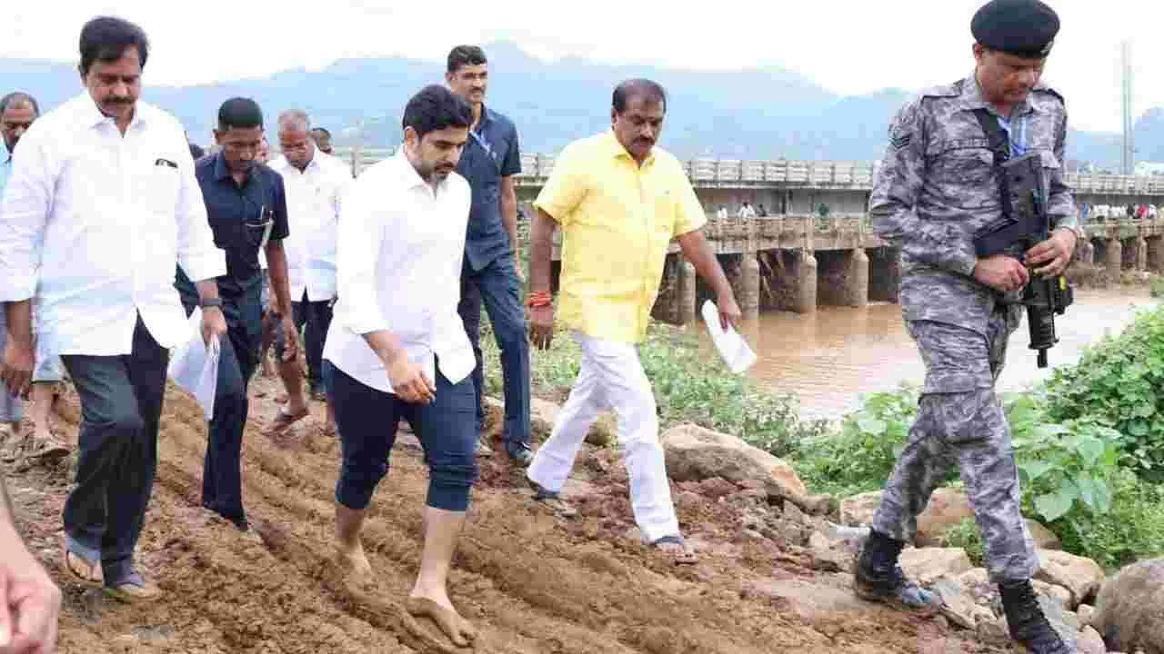 బుడమేరు గండ్లు పూడిక పనులు.. పరిశీలిస్తున్న మంత్రులు..