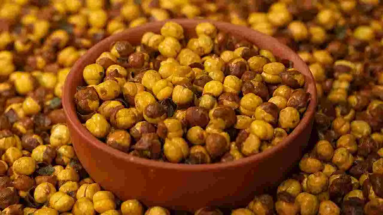 Roasted Chickpeas: వేయించిన శనగల పొట్టు తీసి తింటే బెస్టా? పొట్టు తీయకుండా తింటే బెటరా? 