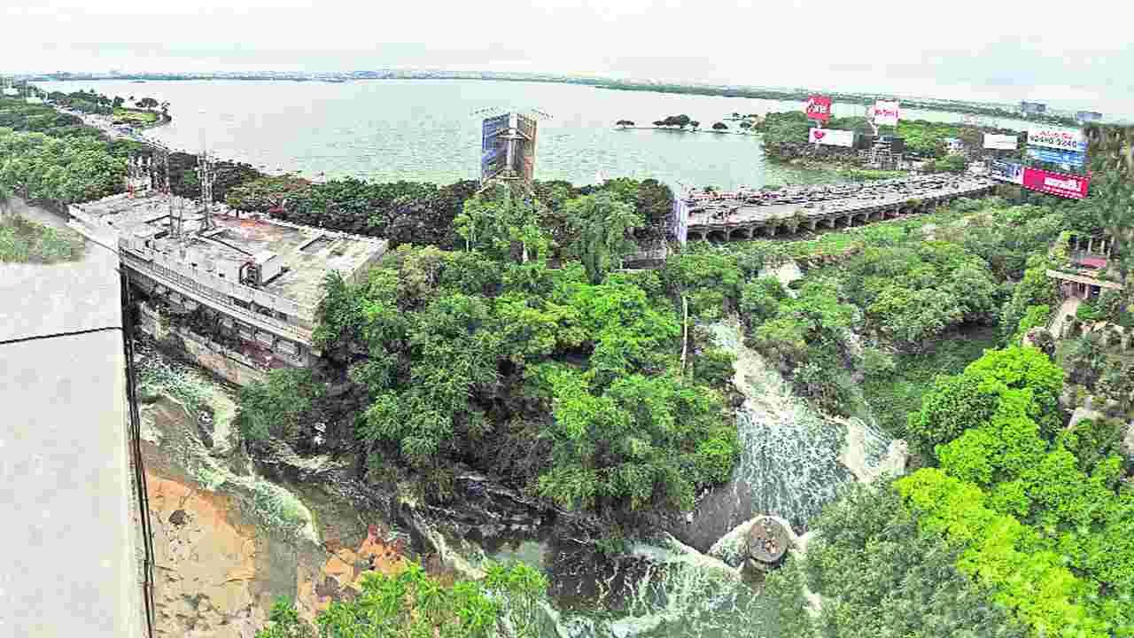 Hussainsagar: హుస్సేన్‌సాగర్‌ గేట్‌ ఎత్తివేత