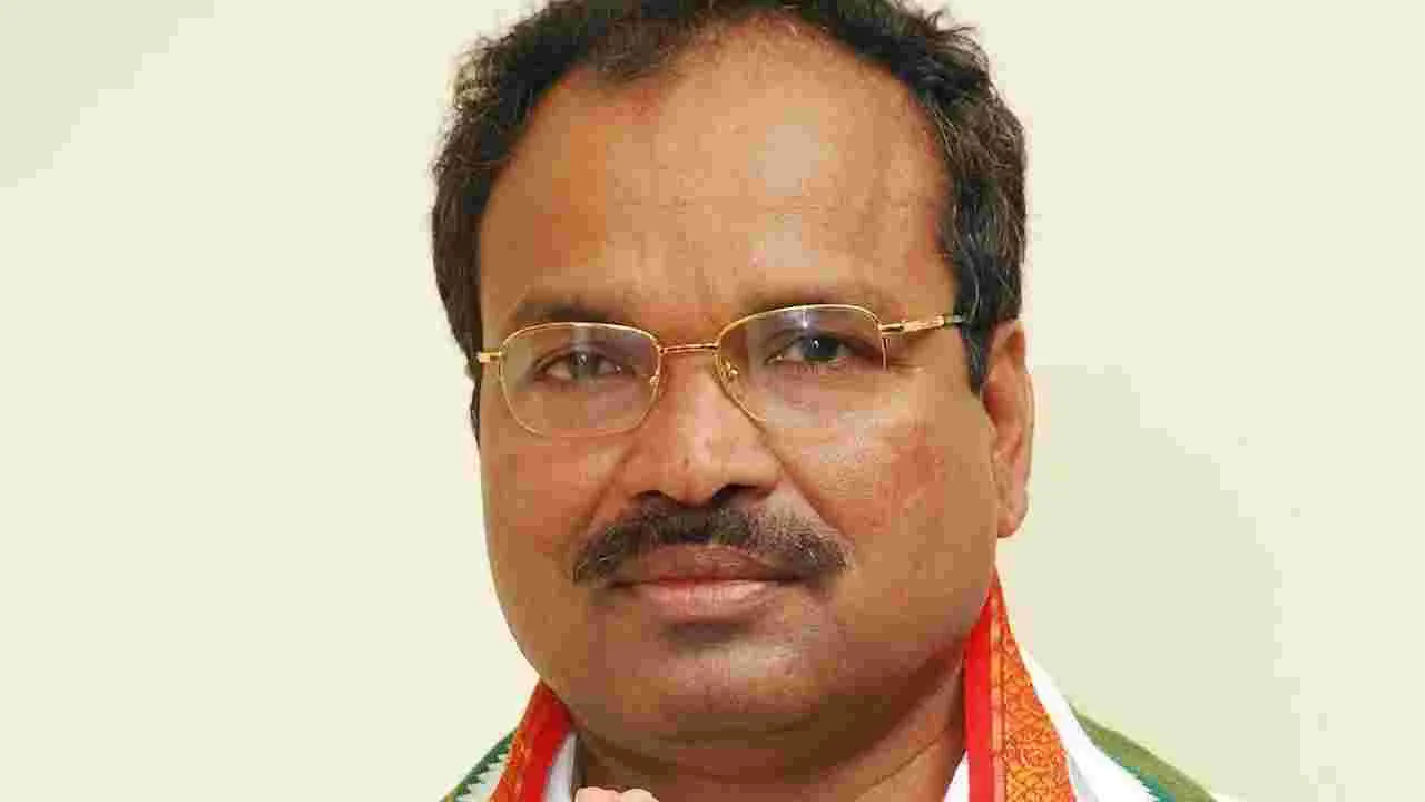 Former MLA: ప్రభుత్వ భూములను కబ్జా చేస్తే పీడీ యాక్ట్‌ పెట్టిస్తా.. 