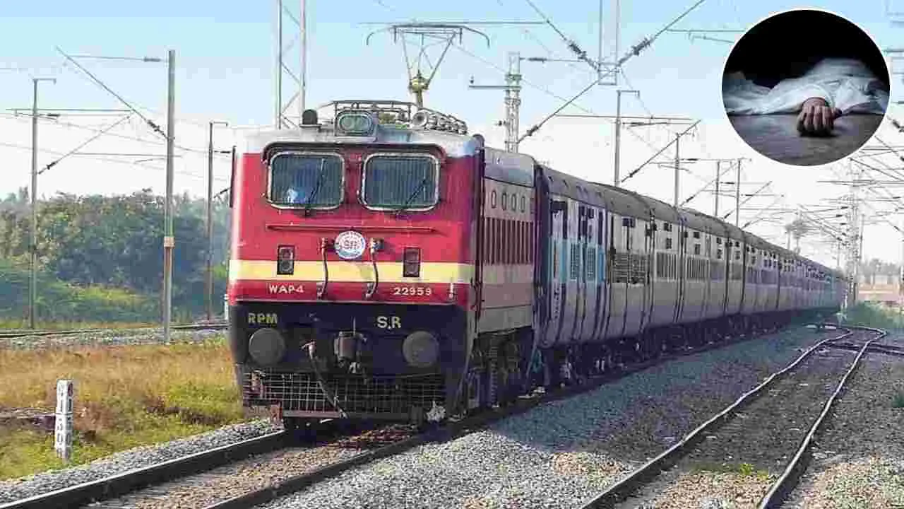 Tungabhadra Express: తుంగభద్ర ఎక్స్‌ప్రెస్‌ రైలు ఢీకొని వ్యక్తి మృతి..