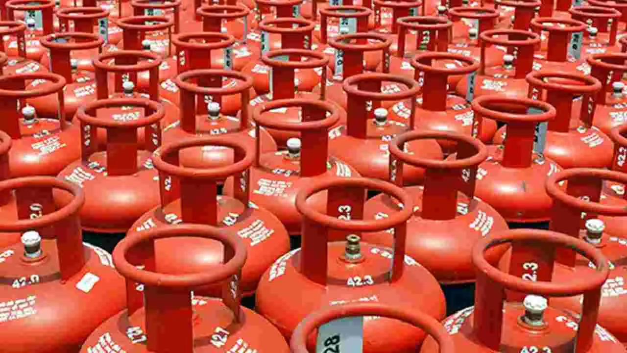  LPG Cylinder Price:  సిలిండర్ ధరలో ట్విస్ట్.. ఏం జరిగిందంటే..? 