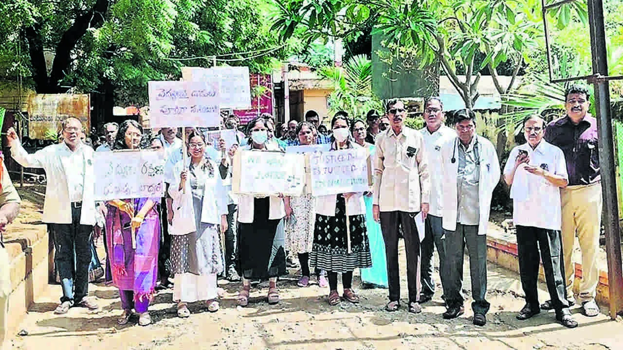 DOCTORS : డాక్టర్లను కాపాడండి