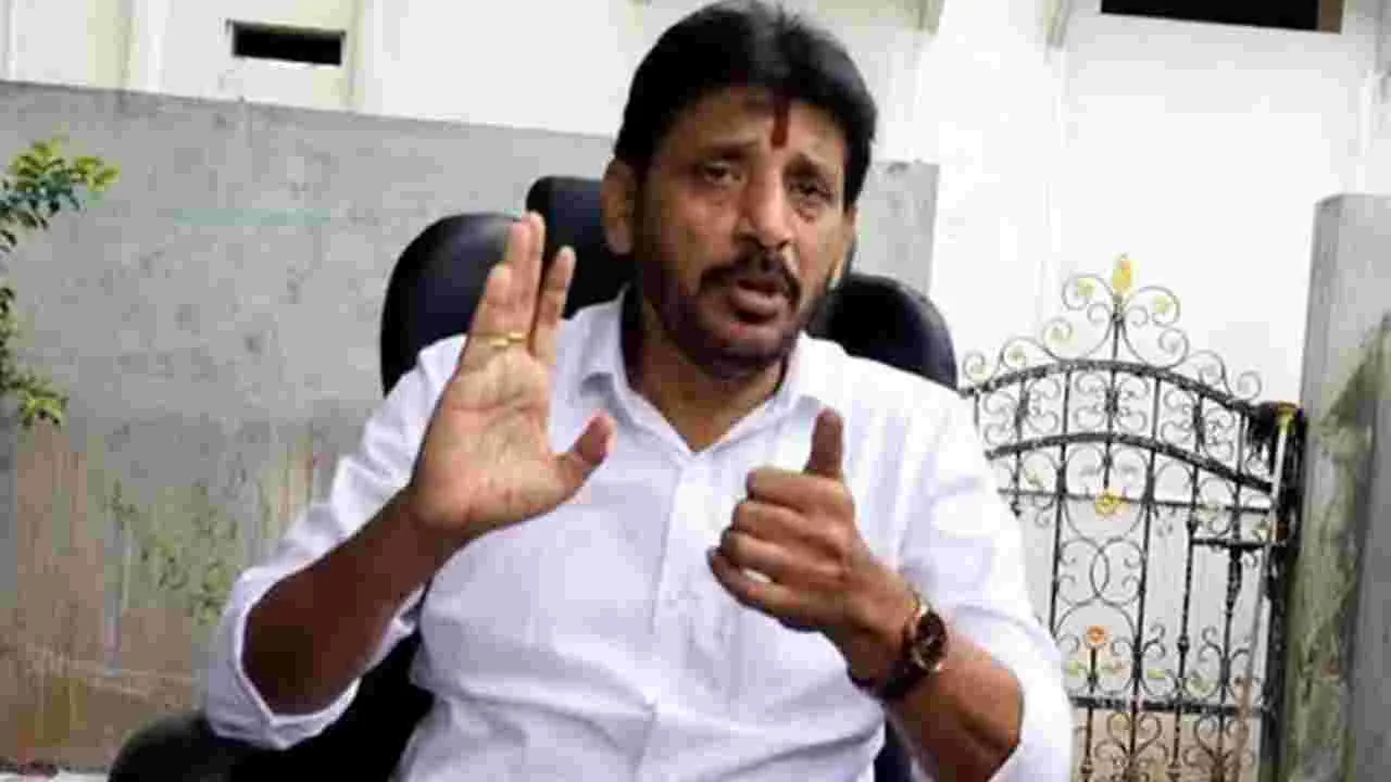  వైసీపీ ఎమ్మెల్సీలు శివరామిరెడ్డి, దువ్వాడ మధ్య ఆసక్తికర చర్చ