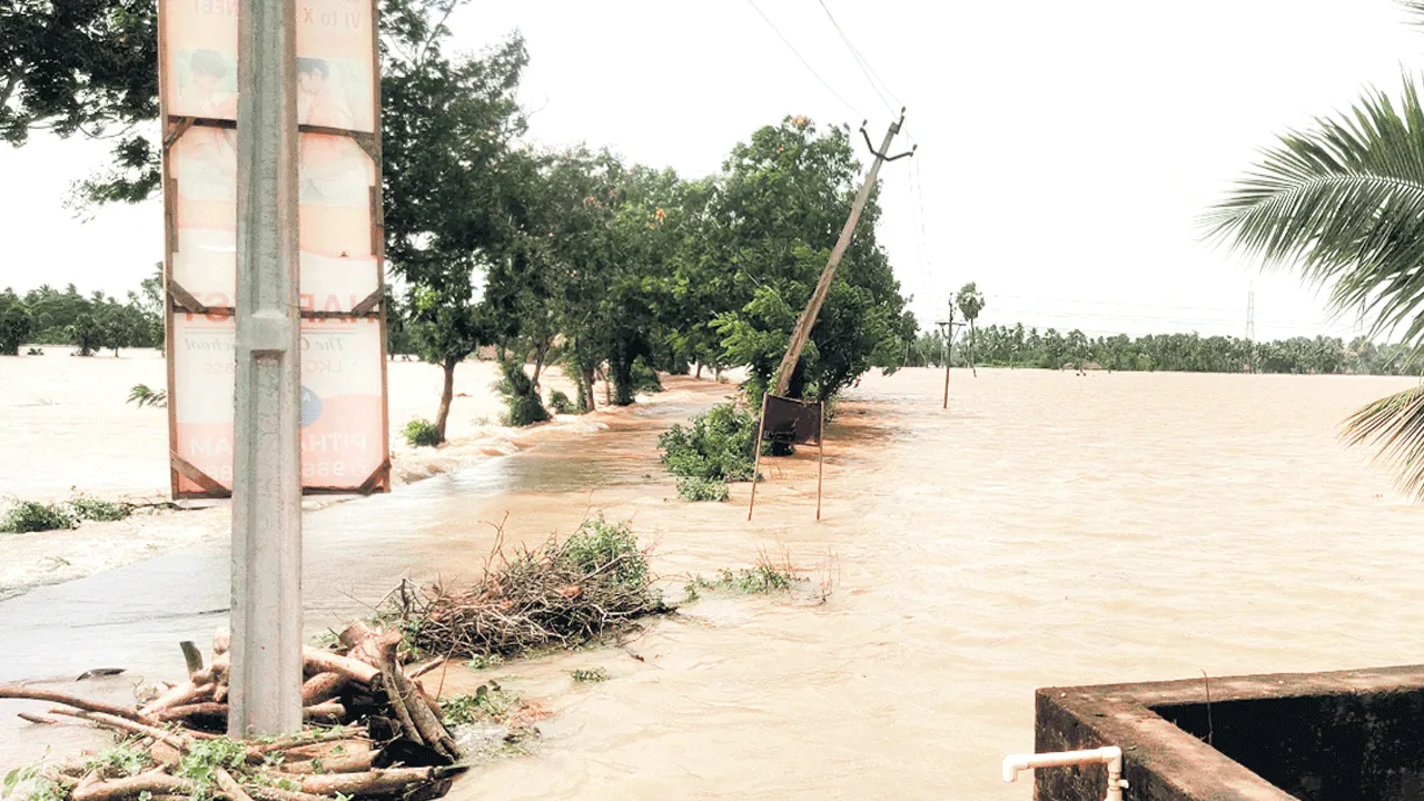 గ్రామాల్లోకి ఏలేరు వరద నీరు