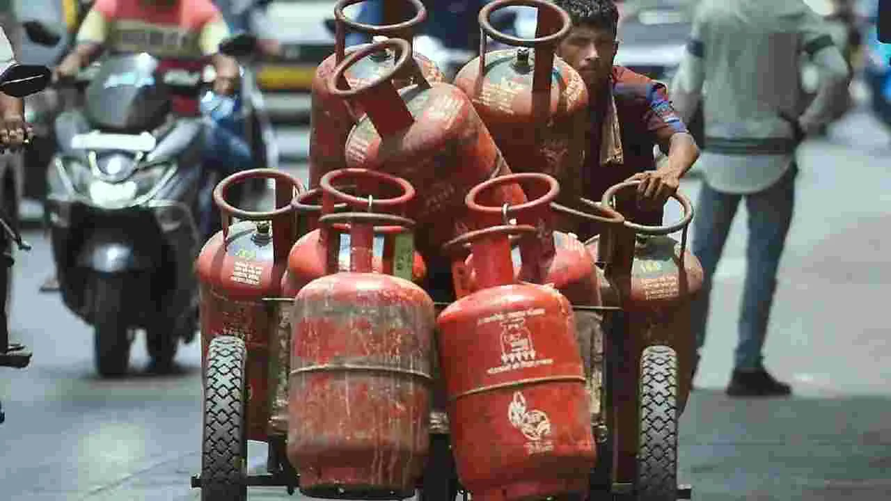 LPG Prices: వినియోగదారులకు షాక్.. భారీగా పెరిగిన సిలిండర్ ధరలు