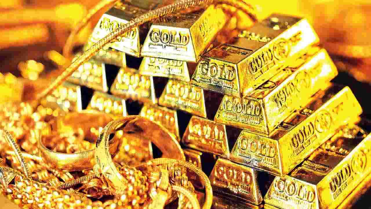 Gold and Silver Rates: బంగారు ప్రియులకు షాక్.. స్వల్పంగా పెరిగిన బంగారం ధరలు..