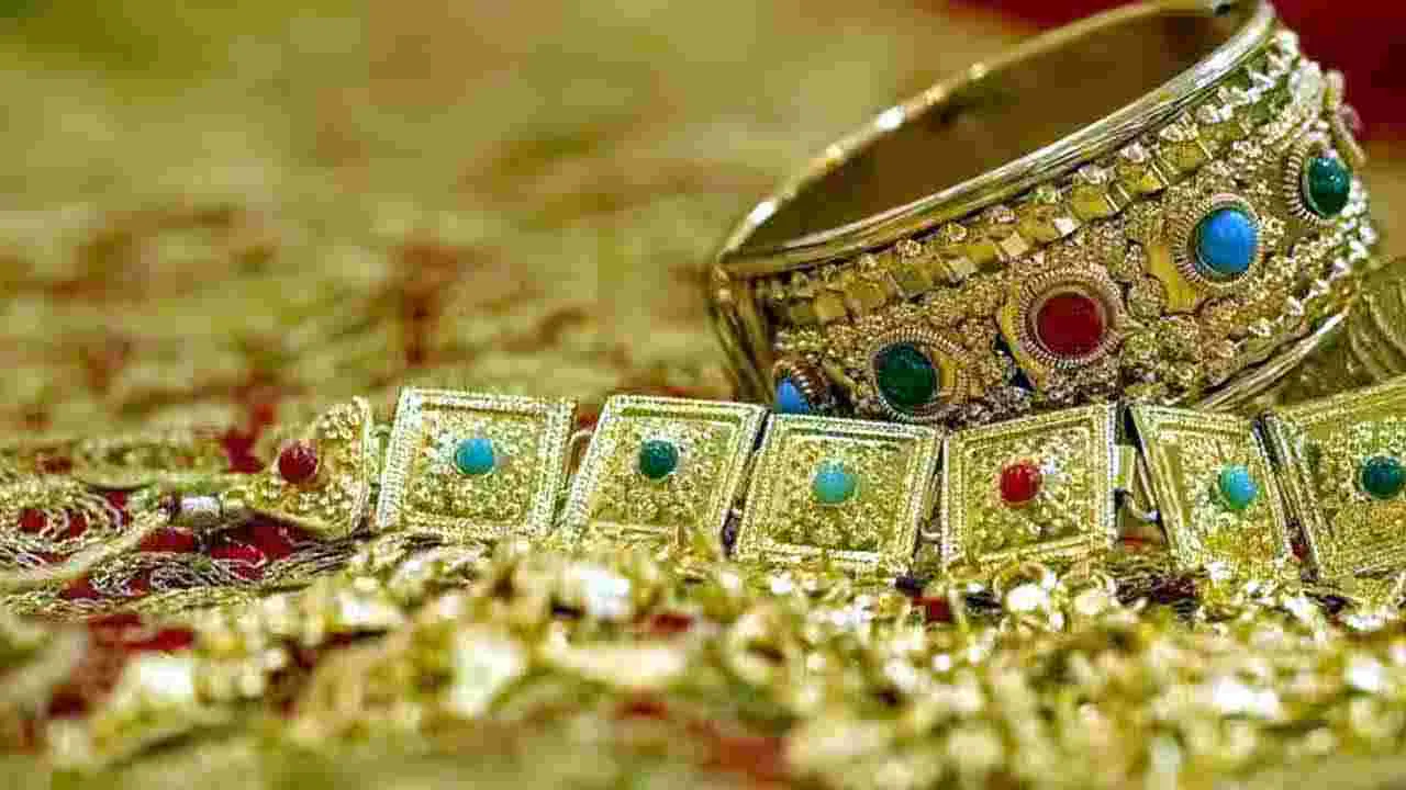 Gold Prices: స్థిరంగా కొనసాగుతున్న బంగారం ధరలు.. మీ ప్రాంతంలో ఎంతంటే