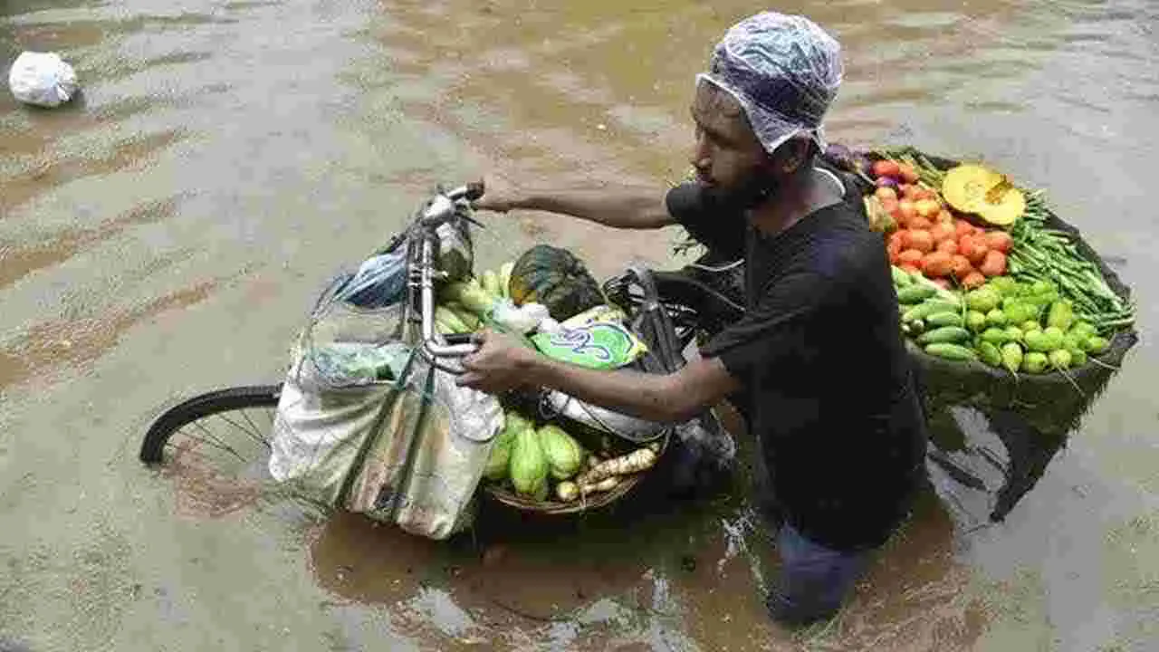 Heavy rains: హైదరాబాద్‌కు రెడ్ అలర్ట్