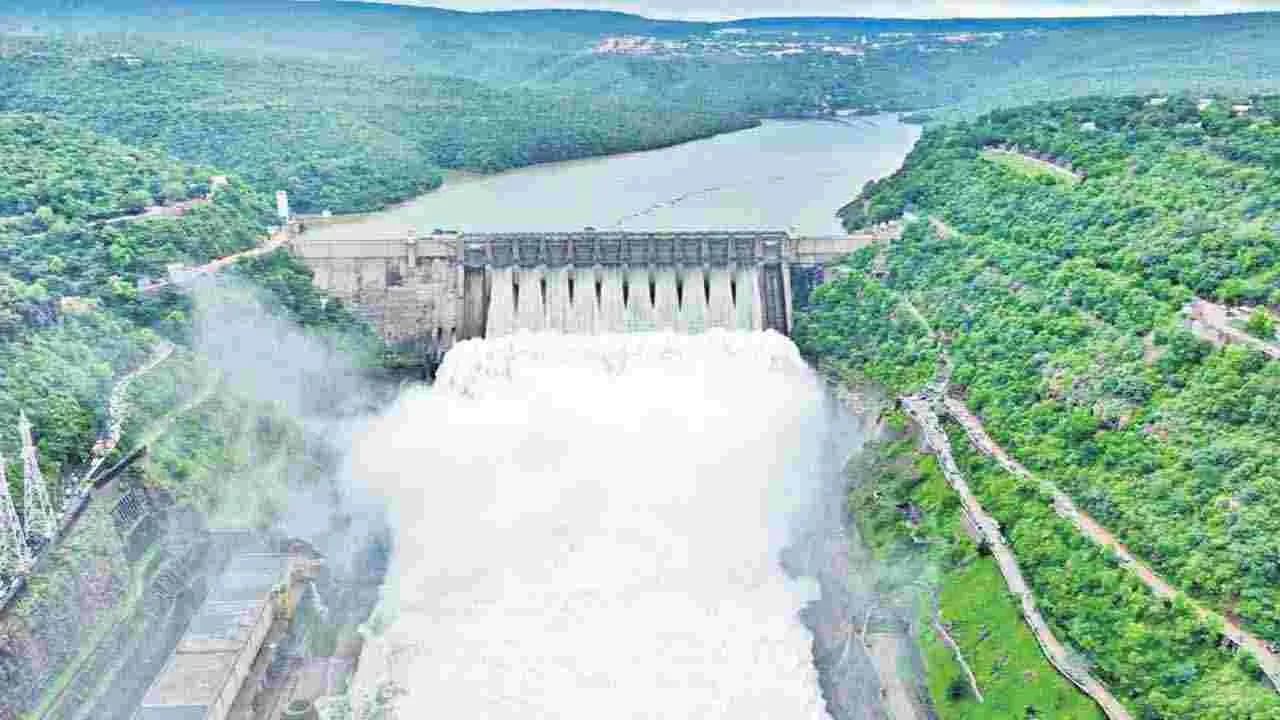 Reservoirs : కరువు తీరేలా జలాలు