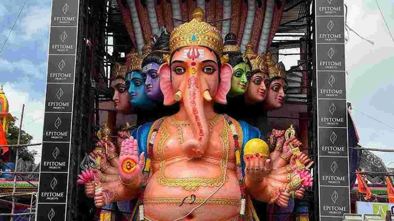  Khairatabad Ganesh: మహాగణనాధునికి ప్రత్యేక పూజలు చేసిన వెంకయ్య 