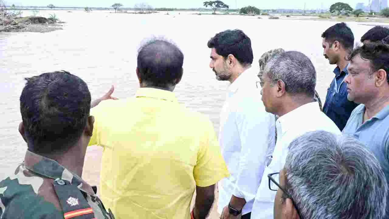 గండ్ల పూడ్చివేత పనులు పరిశీలించిన మంత్రి లోకేష్.. 