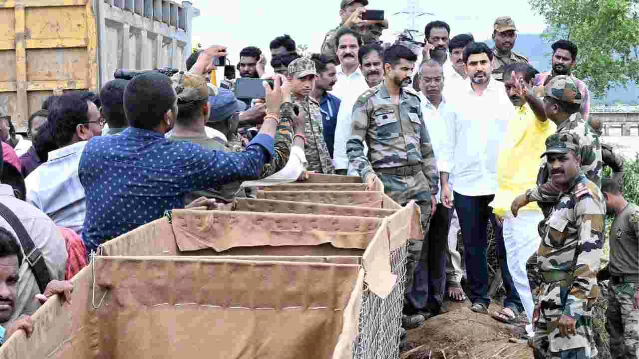 గండ్ల పూడ్చివేత పనులు పరిశీలించిన మంత్రి లోకేష్.. 