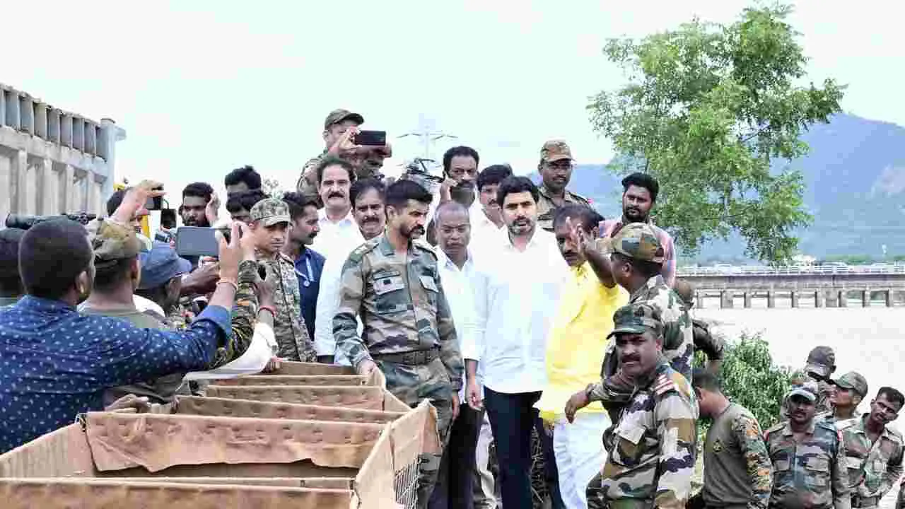 Minister Lokesh: బుడమేరు గండి పూడ్చివేత పనులు పరిశీలించిన మంత్రి లోకేశ్..