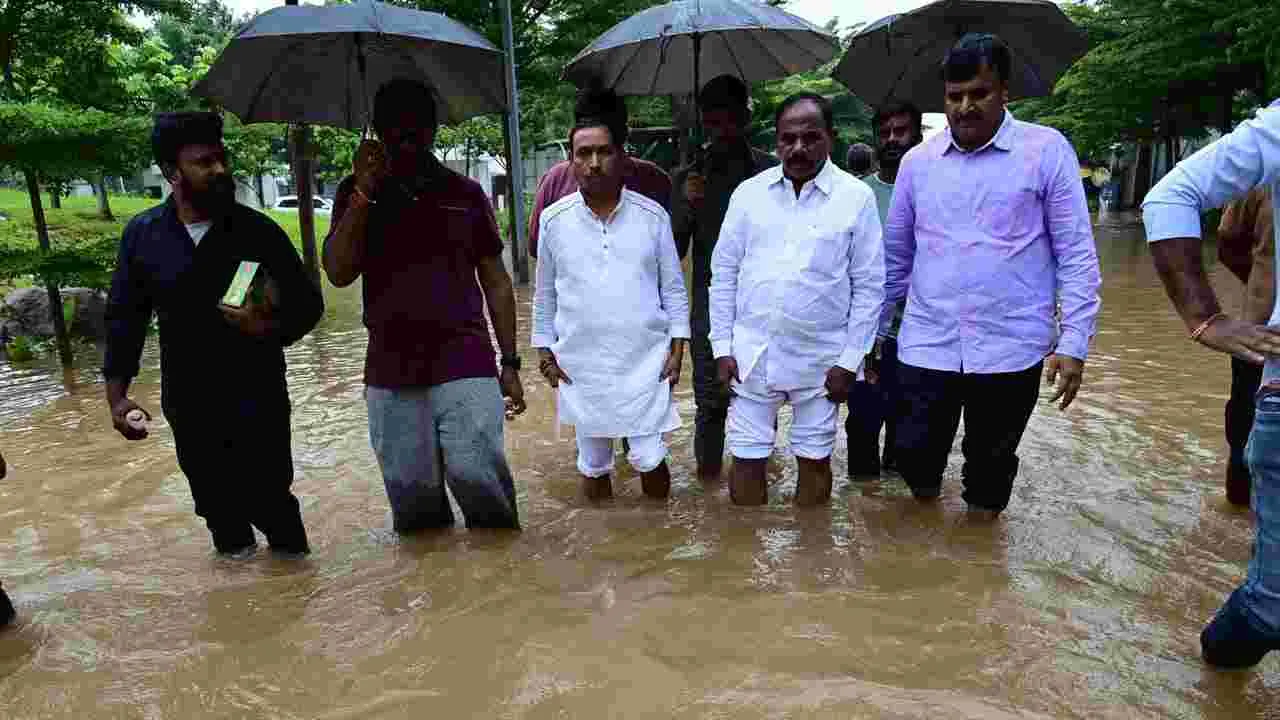 Rain Alert: వరద ముంపులో మోకిలా గ్రామం..