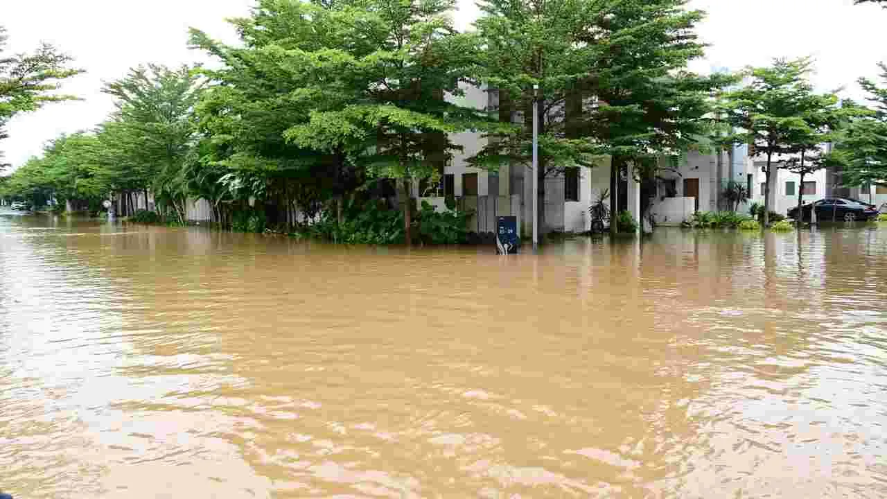 Rain Alert: వరద ముంపులో మోకిలా గ్రామం..