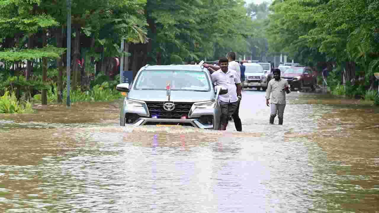 Rain Alert: వరద ముంపులో మోకిలా గ్రామం..