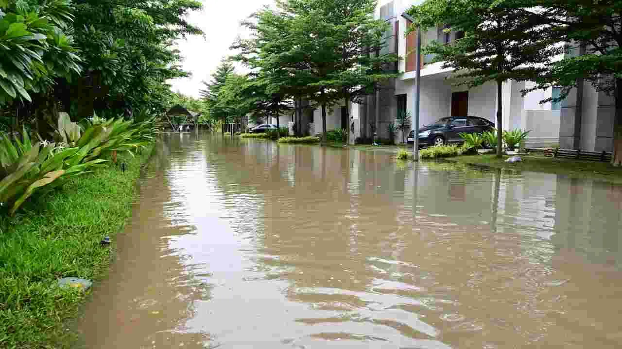 Rain Alert: వరద ముంపులో మోకిలా గ్రామం..