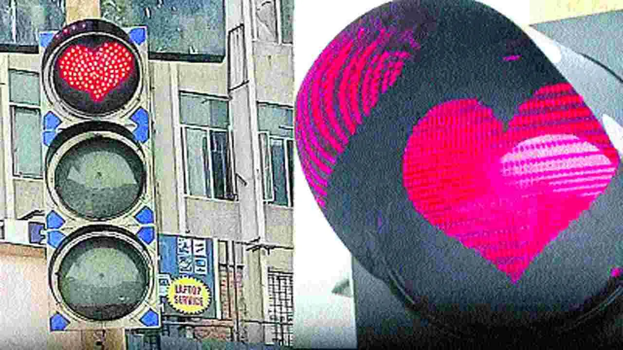 Traffic signals: ‘లవ్‌ సింబల్స్‌’ తరహాలో ట్రాఫిక్‌ సిగ్నల్స్‌