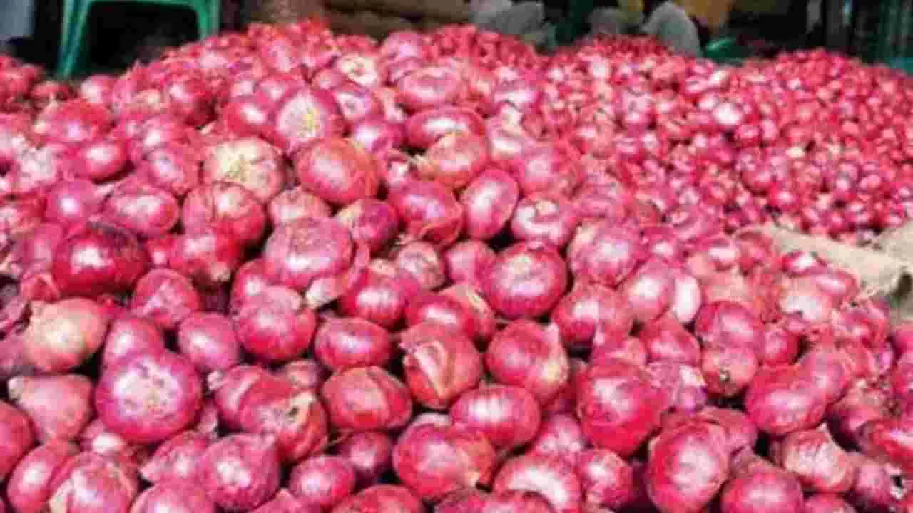 Onions: ఇక్కడ రూ. 35కే కిలో ఉల్లి.. ఎక్కడో తెలుసా..