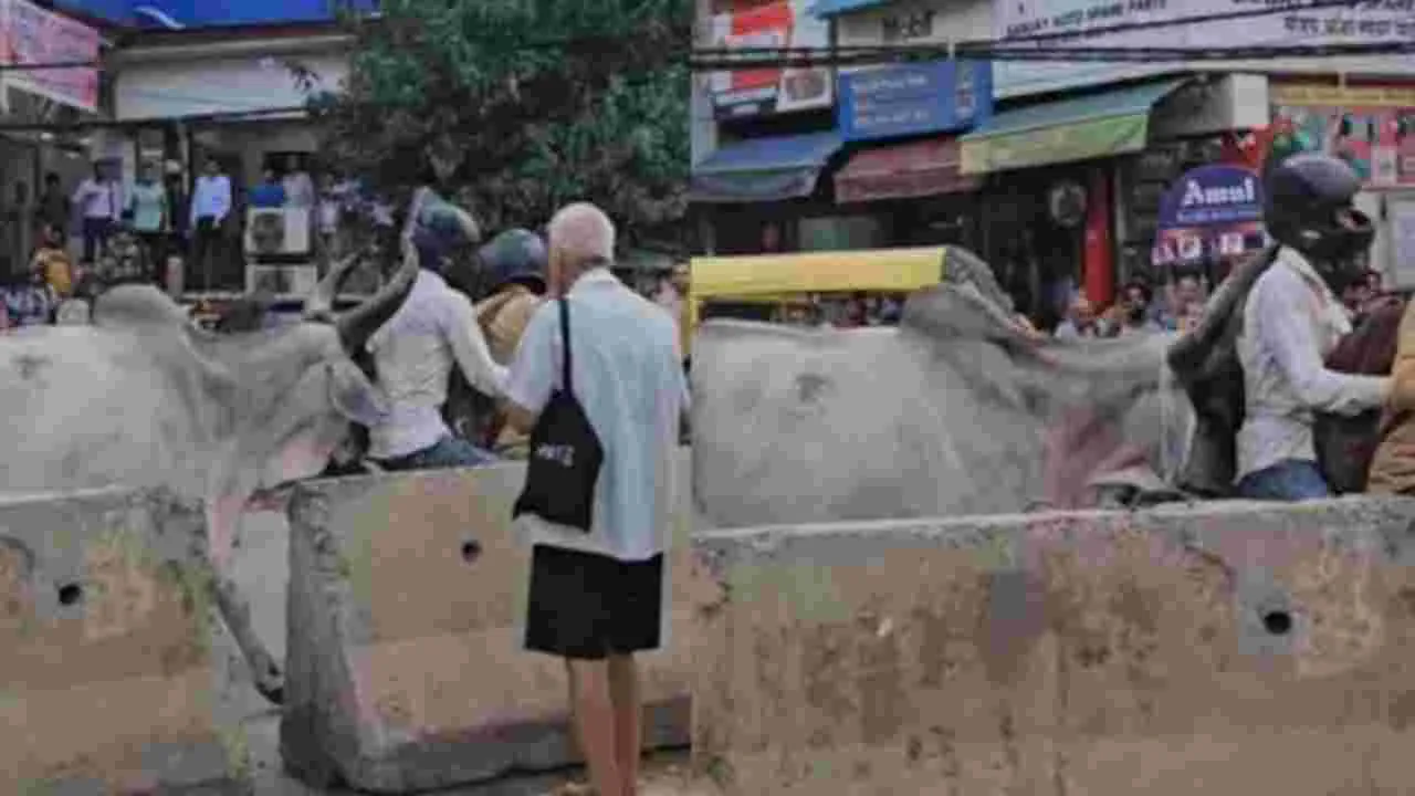 Viral Video: రోడ్డు మీద బైకర్‌కు షాకింగ్ అనుభవం.. ఓ ఎద్దు ఎలా చుక్కలు చూపించిందో చూడండి..!