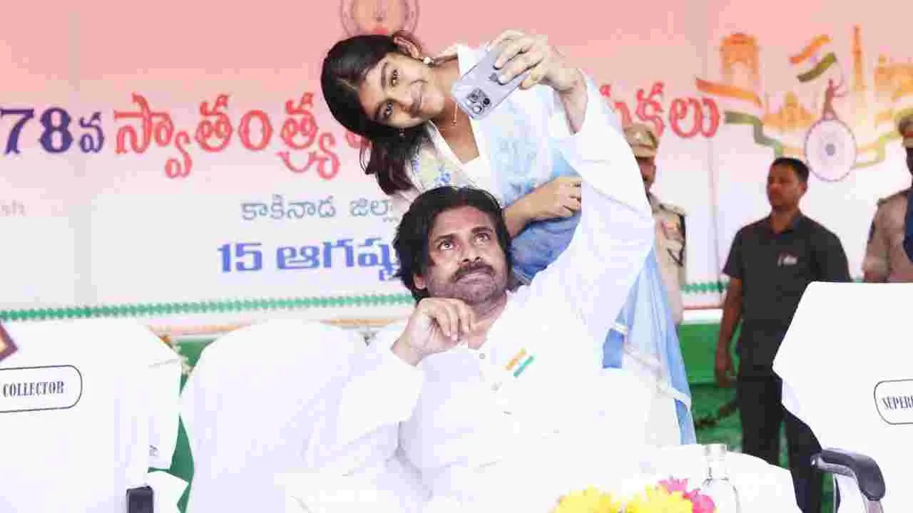 Pawan kalyan: ఆద్యతో పవన్ సెల్ఫీ.. నెట్టింట పెద్ద ఎత్తున వైరల్..