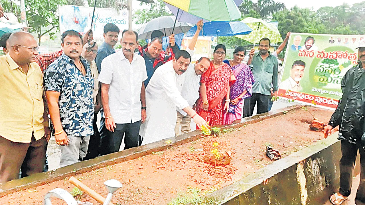 పర్యావరణ పరిరక్షణలో భాగస్వాములవ్వాలి