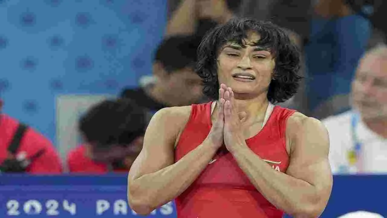 Vinesh Phogat: రైల్వే ఉద్యోగానికి వినేశ్ ఫోగట్ రాజీనామా