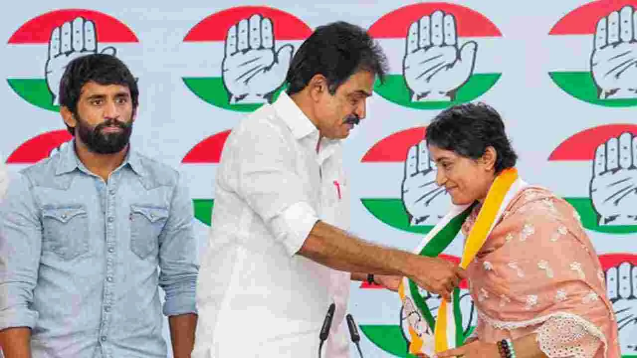 Congress: రైల్వే నుంచి ఫోగట్‌కు షోకాజ్.. కాంగ్రెస్ సంచలన అభియోగం