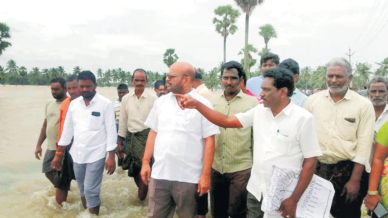 వరద బాధితులకు అండగా ఉంటాం : వర్మ