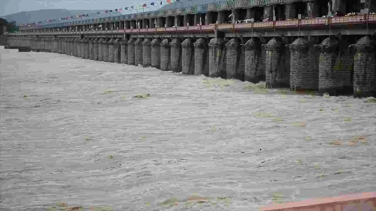 Prakasam Barrage: ప్రకాశం బ్యారేజీకి భారీగా వరద.. 70 గేట్లు ఎత్తివేత