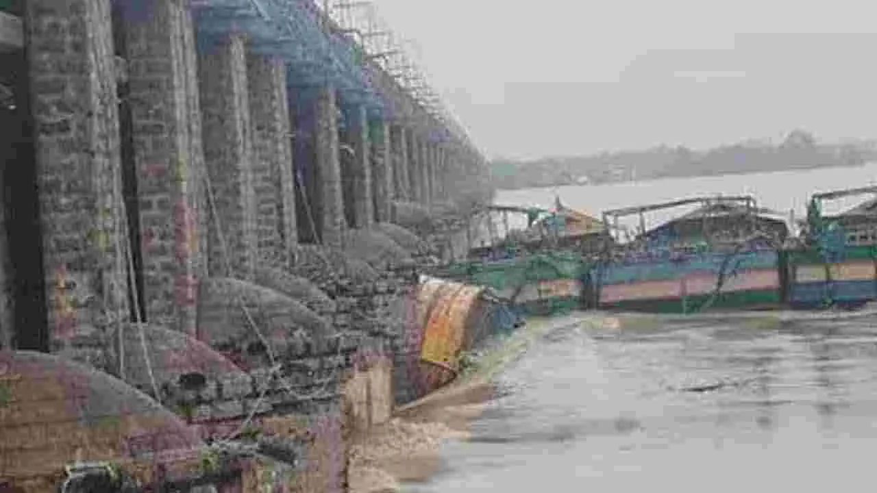 Prakasam Barrage: ఆ బోట్లు మాజీ ఎంపీ సురేష్ అనుచరులవా?.. పోలీసుల దర్యాప్తు ప్రారంభం