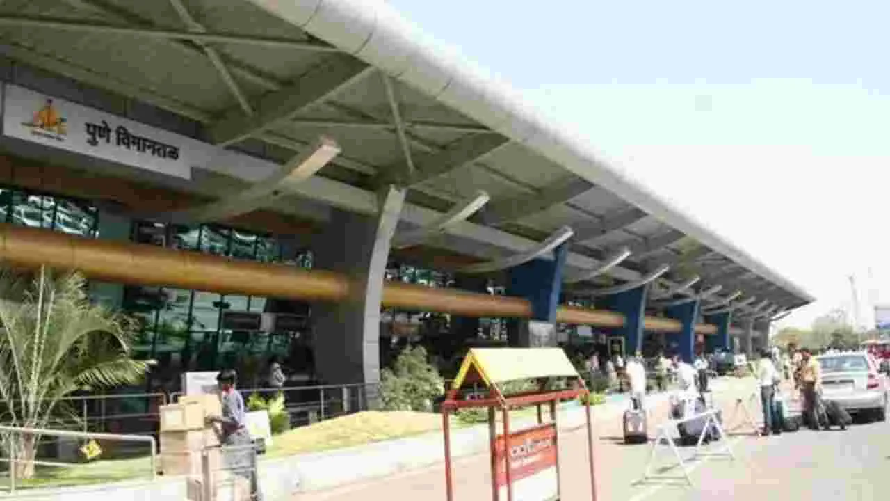 Pune Airport: నకిలీ విమాన టికెట్లతో ఇద్దరు వ్యక్తులు అరెస్ట్