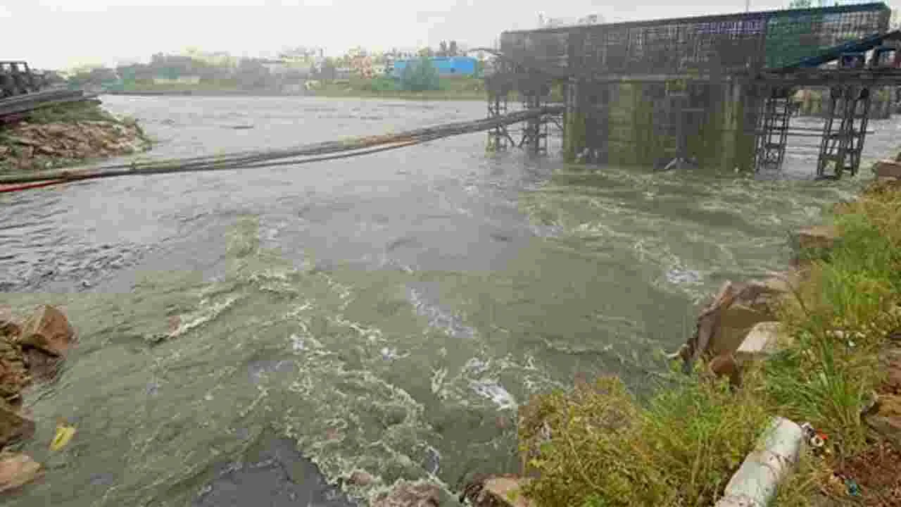 Rain Alert: హైదరాబాద్‌లో భారీ వర్షం.. రెడ్ అలర్ట్..