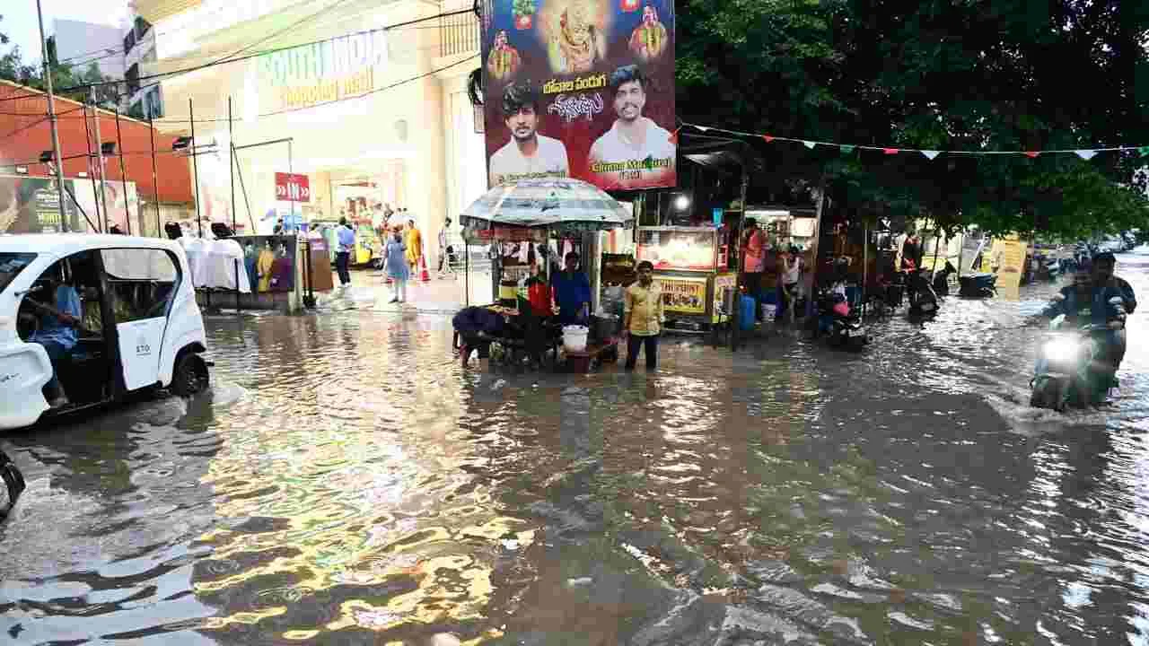 హైదరాబాద్‌లో వర్ష బీభత్సం దృశ్యాలు..