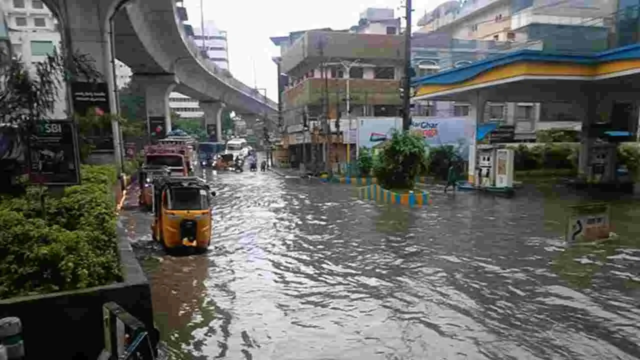 Rain Alert: హైదరాబాద్‌లో భారీ వర్షం.. రెడ్ అలర్ట్..