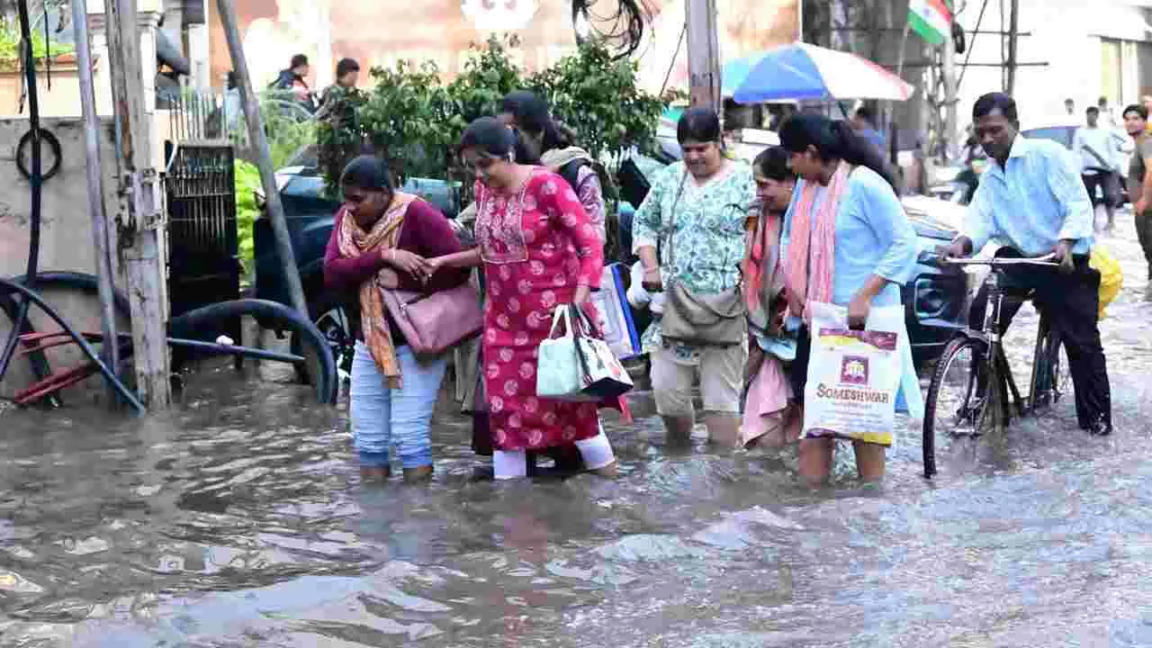 హైదరాబాద్‌లో వర్ష బీభత్సం దృశ్యాలు..