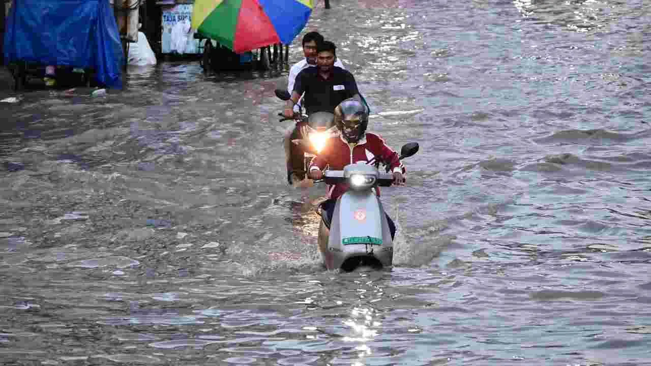 హైదరాబాద్‌లో వర్ష బీభత్సం దృశ్యాలు..