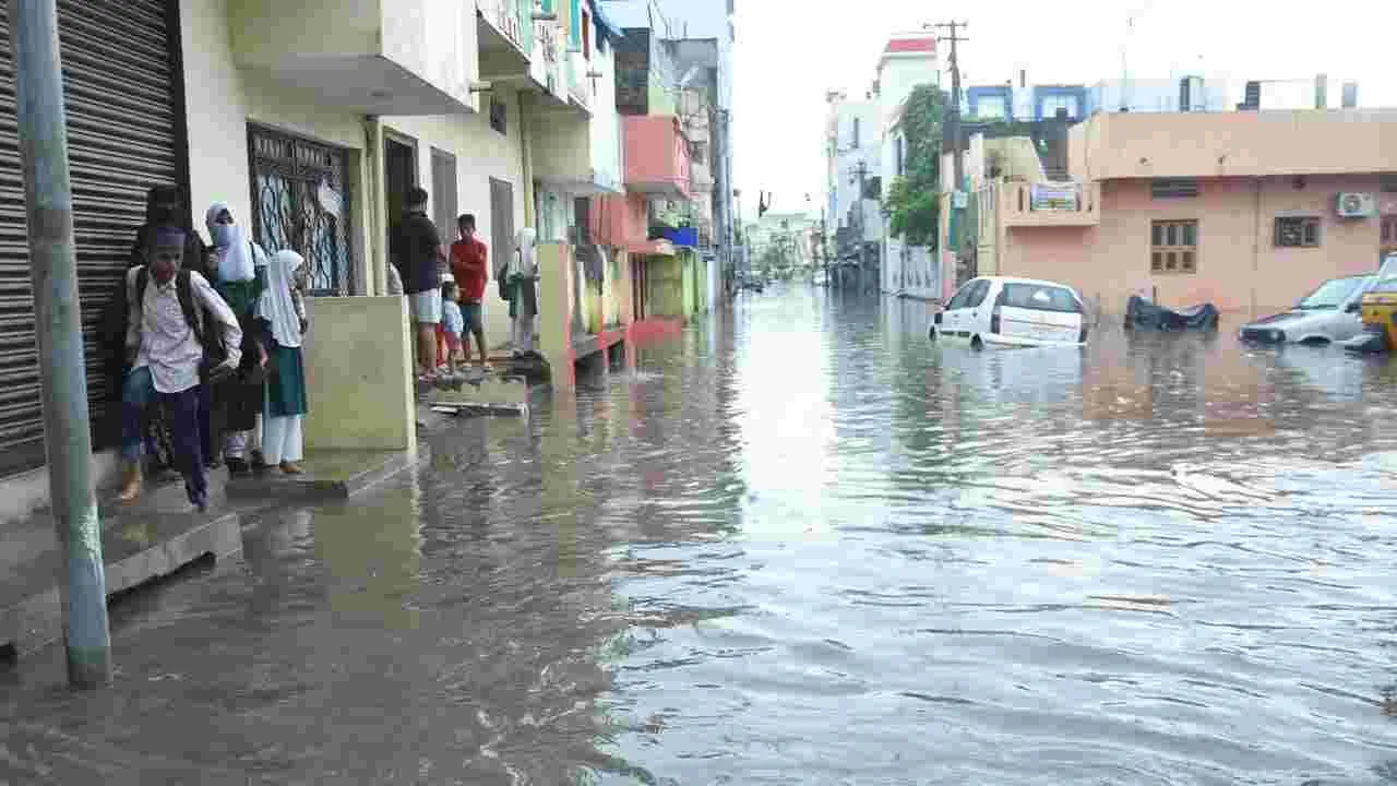 Rain Alert: హైదరాబాద్‌లో భారీ వర్షం.. రెడ్ అలర్ట్..