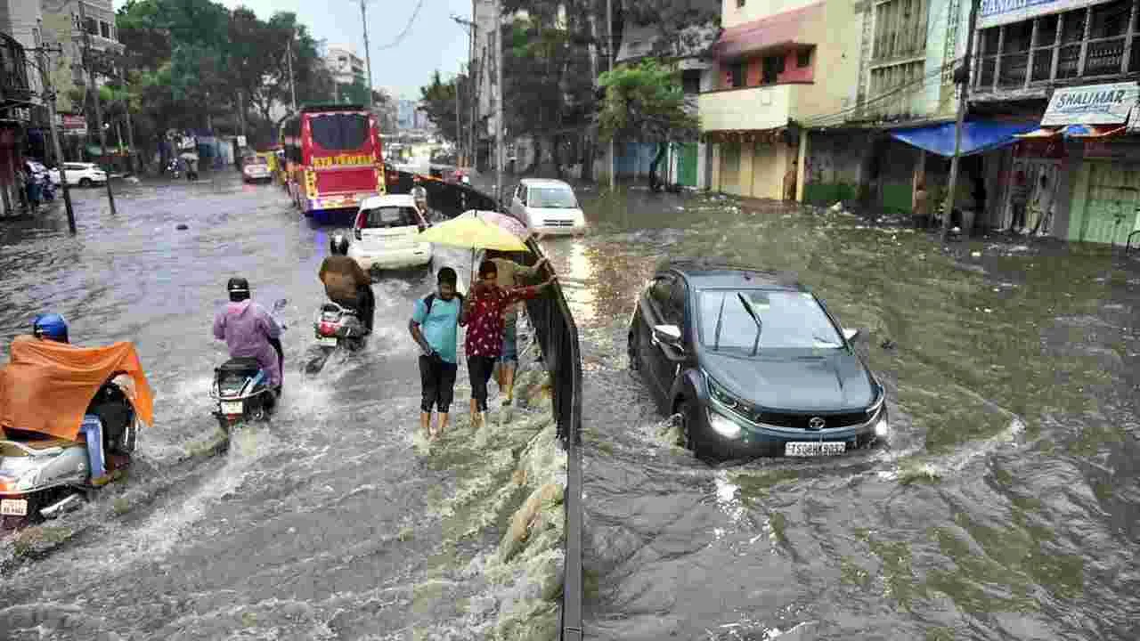 హైదరాబాద్‌లో వర్ష బీభత్సం దృశ్యాలు..