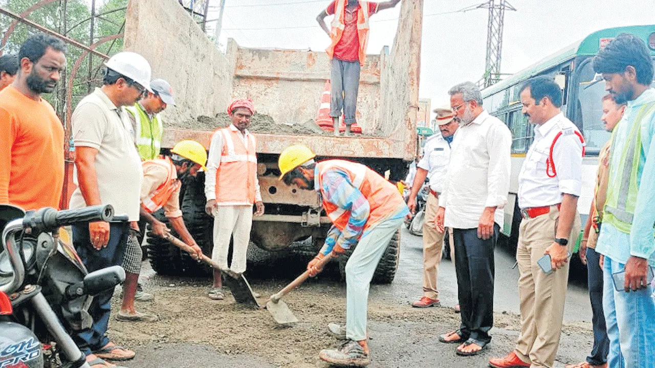 వర్షాలకు దెబ్బతిన్న రోడ్ల గుంతల పూడ్చివేత