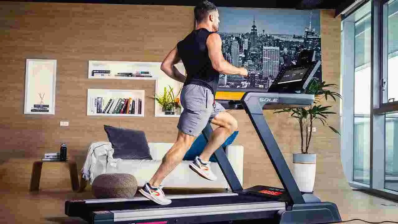 Treadmill: ట్రెడ్ మిల్ పై రన్నింగ్ చేసేటప్పుడు ఈ మోడ్ ఆన్ చేసి చూడండి..  ఎంత ఈజీగా బరువు తగ్గుతారంటే..!