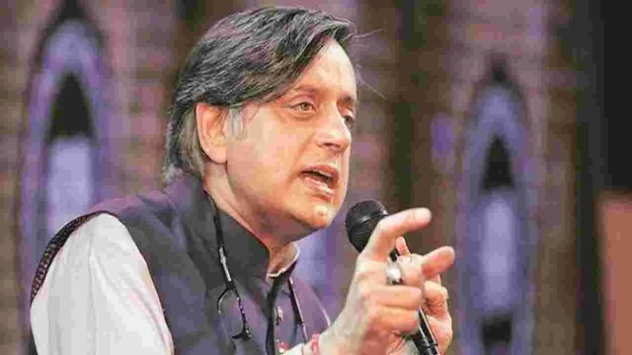  Shashi Tharoor: కాంగ్రెస్ ఎంపీ శశి థరూర్‌కు షాకిచ్చిన కోర్టు.. ప్రధాని మోదీపై వ్యాఖ్యలపై