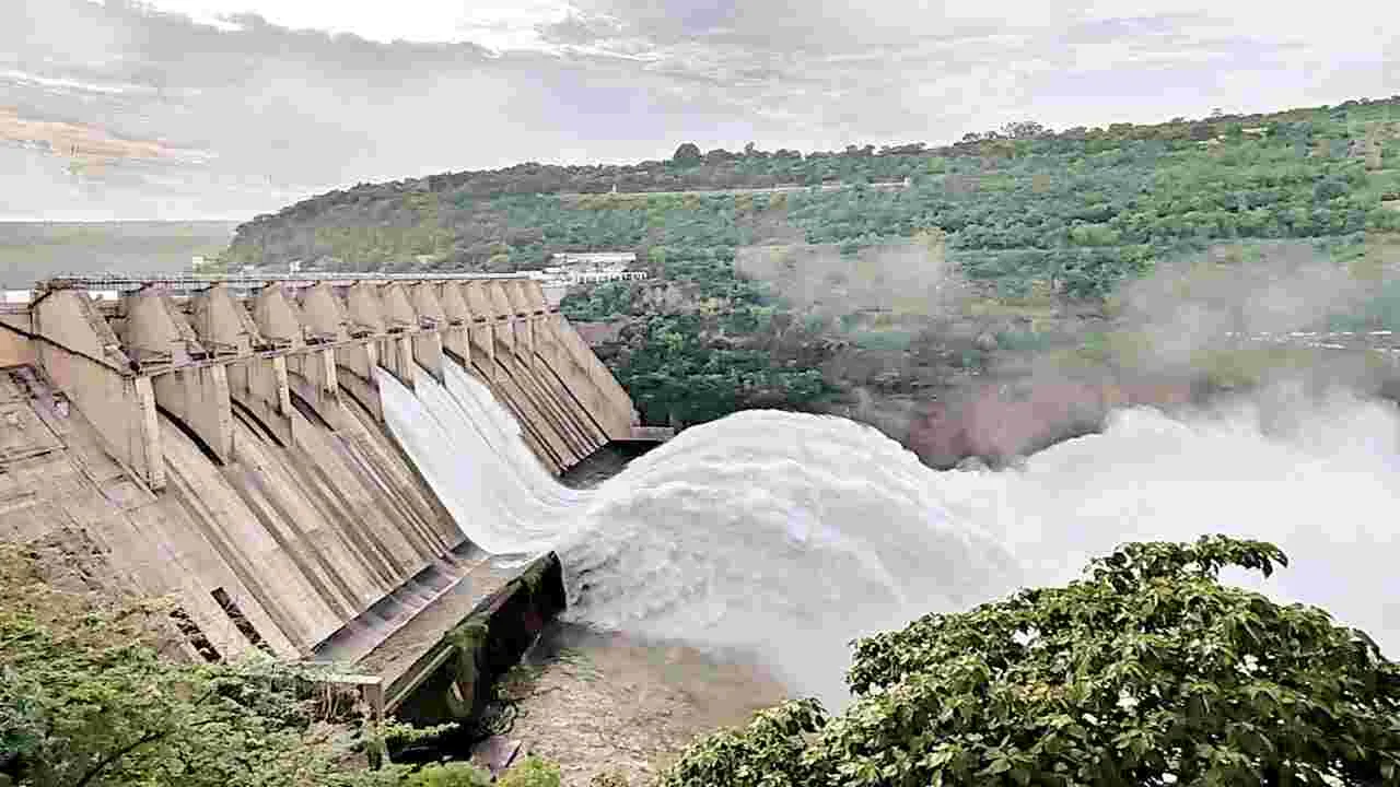 Srisailam: శ్రీశైలం జలాశయం 10 గేట్లు 18 అడుగుల మేర ఎత్తి దిగువకు నీటి విడుదల 