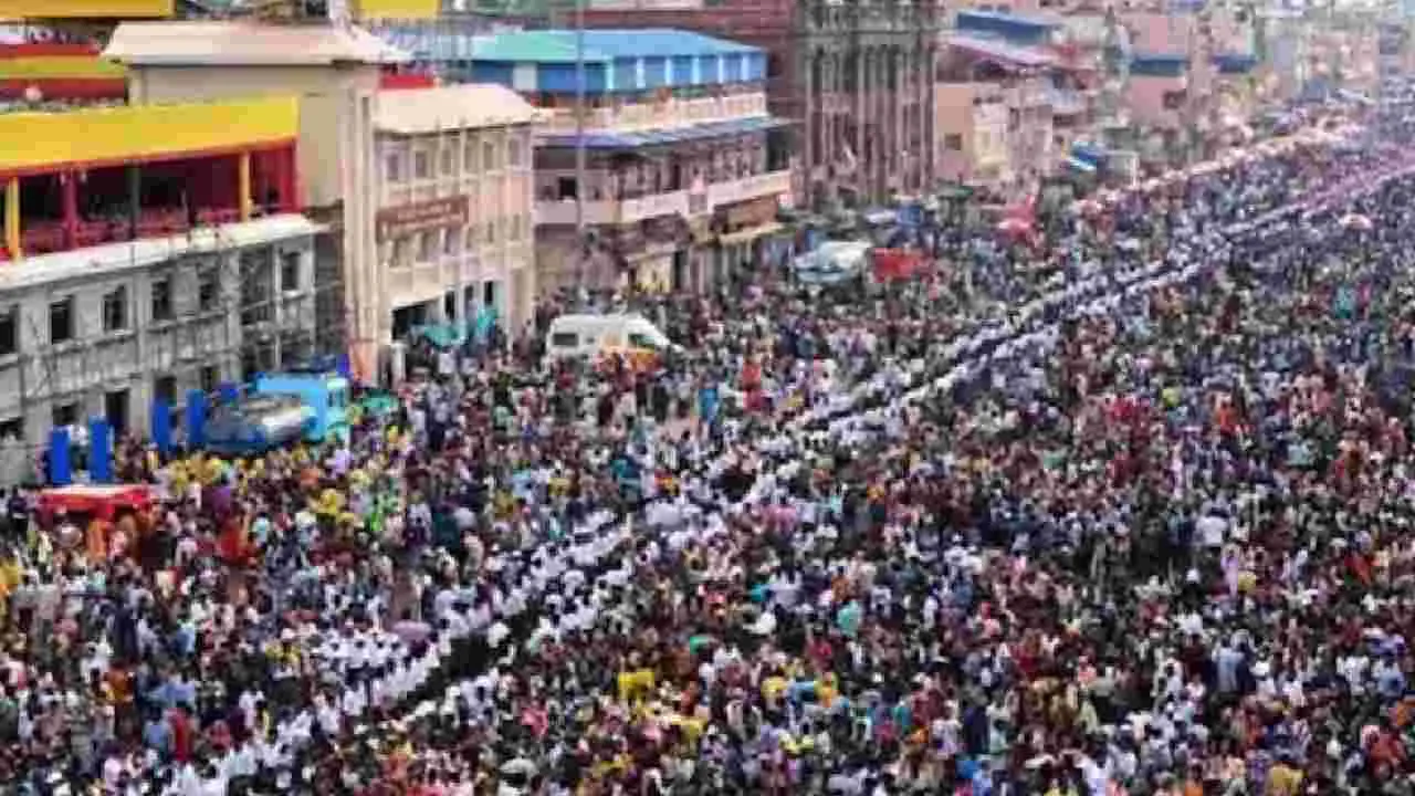 Stampede: ఆలయంలో తొక్కిసలాట.. ఏడుగురు మృతి, 9 మందికి గాయాలు