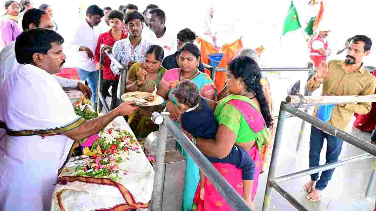 తిరుమలయ్య గుట్టకు పోటెత్తిన భక్తులు..